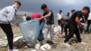 Öğrenci ve öğretmenler Van Gölü sahilini temizledi