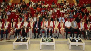 Öğrenciler beyaz önlük giydi