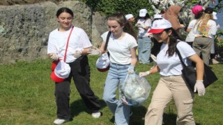 Öğrenciler, Dünya Çevre Gününde tarihi Yason Burnunda çöp topladı