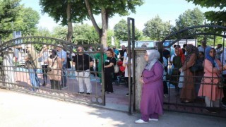 Öğrenciler sıralarda, veliler ise okulun çevresinde ter döktü
