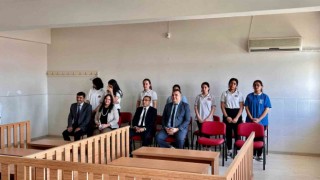 Öğrencilerden temsili duruşma