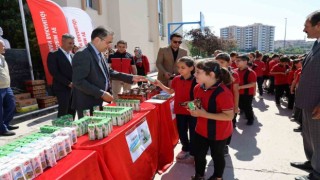 Öğrencilere süt ve kek ikram edilerek ‘Dünya Süt Günü kutlandı