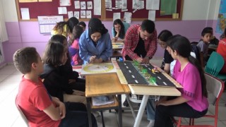 Öğretmen adayları, tasarladıkları ahşap materyallerle matematiği eğlenceli hale getirecek
