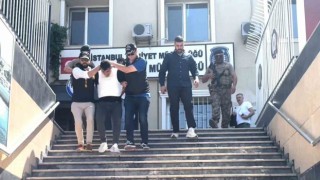 Öğretmeni infaz edip kaçmıştı, saatler içinde yakalandı: Zırhlı araçla sevk edildi