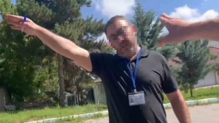 Okul görevlisi YKSyi takip eden gazetecilere zorluk çıkardı