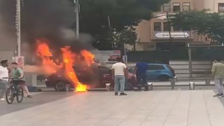 Okul önünde yanan araç korkuttu