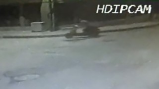 Önce etrafı kolaçan ettiler, ardından park halindeki motosikleti çaldılar