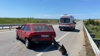 Önündeki otomobile çarpan kamyon sürücüsü arkasına bakmadan kaçtı: 2 yaralı