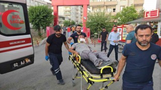 Orta refüje çarpan araç yola savruldu: 5 yaralı