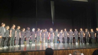 Ortaokul öğrencilerin yıl sonu kutlamasında tiyatro oyunu sahnelendi