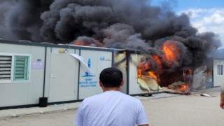 Osmaniye Valisi, alevlere teslim olan konteyner kentte incelemelerde bulundu