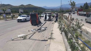 Otomobil aydınlatma direğine çarpıp devrildi: 1 yaralı
