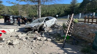Otomobil dinlenme tesisinin bahçe duvarına çarptı, 2 kişi yaralandı