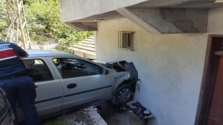 Otomobil evin duvarına çarptı: 4 yaralı