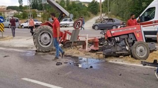 Otomobil ile çarpışan traktör ikiye bölündü: 2 yaralı