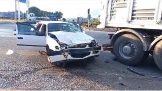 Otomobil kavşakta tıra çarptı