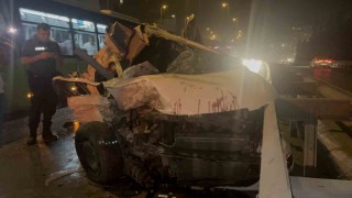 Otomobil kazada kağıt gibi ezildi: 4 yaralı