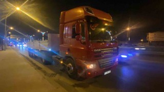 Otomobil tır ve tabela direğine çarptı: 4 yaralı