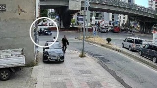 Otomobile çarpan motosikletli ağır yaralandı: Kaza anı kamerada