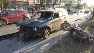 Otomobilin çarptığı motosiklet sürücüsü hayatını kaybetti