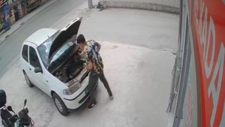 Otomobilin motoruna giren yılan teker sökülerek çıkarıldı