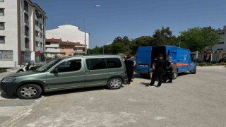 Otomobiliyle geri manevra yapan sürücü yayaya çarptı: 1 kişi yaralandı