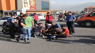 Otomobille çarpışan motosiklet sürücüsü ağır yaralandı