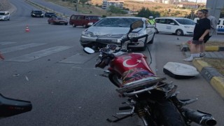 Otomobille çarpışan motosikletteki 2 kişi yaralandı