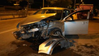 Otomobiller kafa kafaya çarpıştı: 6 yaralı