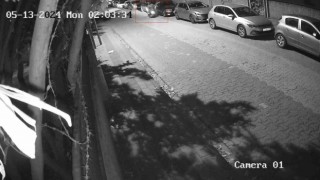 Otomobillerin aynalarına dadanan motosikletli hırsız kamerada