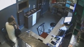 Oyun konsolu hırsızlığı kamerada