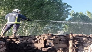 Özalpte ahır, tandır evi ve odunluk yangını
