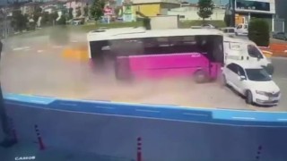 Özel halk otobüsünün otomobile ve minibüse çarptığı kaza kamerada
