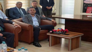 Özgür Özel: “Belediyeler Birliği seçimlerinde çoğunluğumuza dayanıp tamamını almayacağız yönetimin, oransal olarak dağıtacağız”