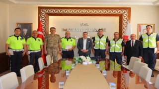 Özverili çalışan personele Vali Eldivandan başarı belgesi verildi