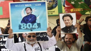 Pakistanın eski Başbakanı Khan, hakkındaki suçlamadan beraat etti