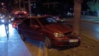 Palmiye ağacına çarpan 80 yaşındaki sürücü yaralandı