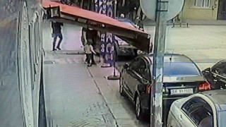 Park yapmak için engel gördüğü esnafın üzerine aracını süren sürücü kameraya yakalandı