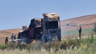 Patates yüklü tır hareket halindeyken yandı
