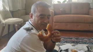 Pencereden giren serçe evi terk etmiyor