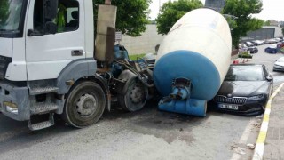 Pendikte kopan beton mikseri otomobilin üzerine devrildi