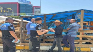 Polis ekiplerinden kurban pazarında sahte para uyarısı