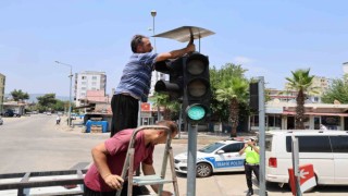 Polisten trafik ışıklarına yuva yapan kumrulara gölgelik