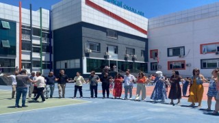 Radikal Okulları 500 tam puan alan öğrencinin başarısını davul zurna ile kutladı