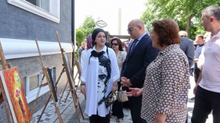 Ressam Dilek Kocamandan Küllerinden doğan renkler konulu resim sergisi