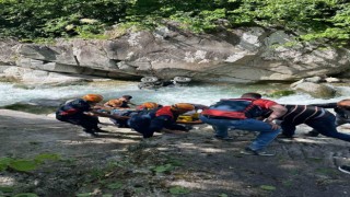 Rizede ATV ile dereye yuvarlanan gençler, AFAD personeli tarafından kurtarıldı