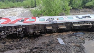 Rusyada yolcu treni raydan çıktı: 50 yaralı