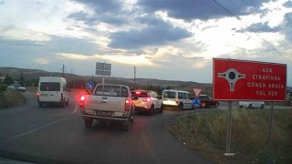 Sabırsız sürücü minibüsü ile ters yöne girdi, trafiği tehlikeye attı