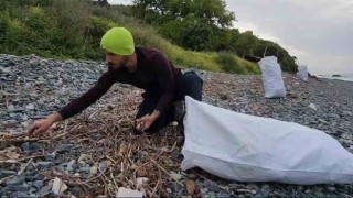 Sahilden topladığı odun parçalarını adeta sanat eserine dönüştürüyor