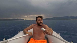 Salda Gölünde açığa sürüklenen kızı 2 bin metre kürek çekerek kurtaran vatandaş o anları anlatırken gözyaşlarına hakim olamadı